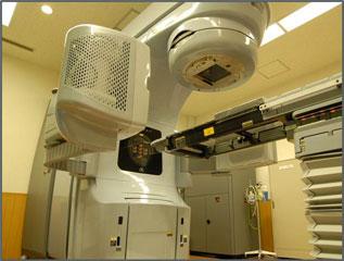 がんセンターの放射線治療（リニアック）装置の写真1