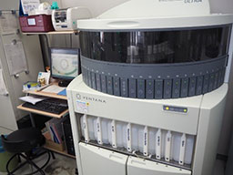 細胞の種類を確認する為の装置の写真