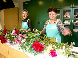 生花を活けるボランティアの様子